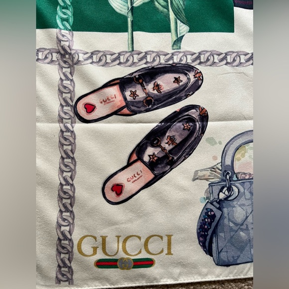 Beautiful Preowned Gucci shawl. - Picture 6 of 8